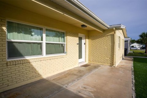 House in Tampa, Florida 4 bedrooms, 125.42 sq.m. № 1831256 - photo 4