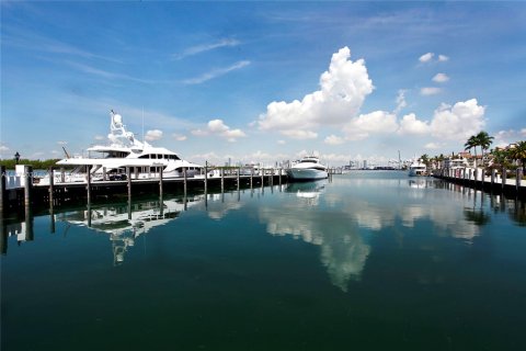 Condo in Miami Beach, Florida, 3 bedrooms  № 1868245 - photo 17