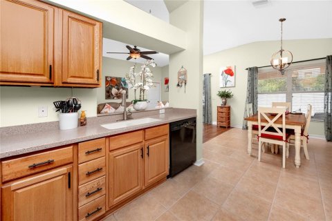 House in New Port Richey, Florida 4 bedrooms, 151.9 sq.m. № 1787710 - photo 9