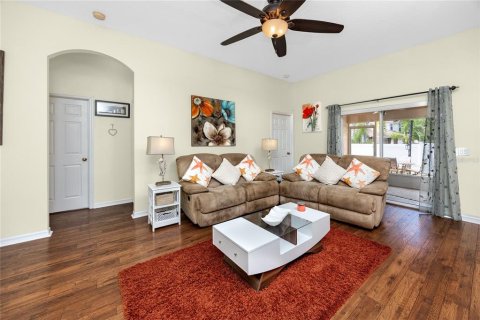 House in New Port Richey, Florida 4 bedrooms, 151.9 sq.m. № 1787710 - photo 4