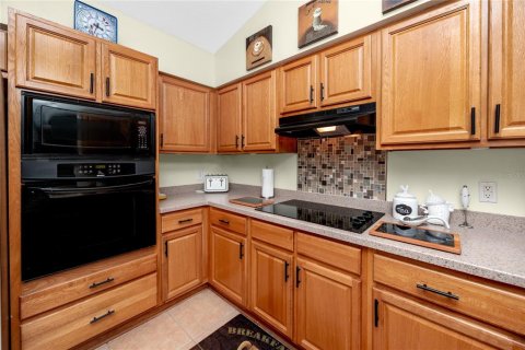House in New Port Richey, Florida 4 bedrooms, 151.9 sq.m. № 1787710 - photo 8