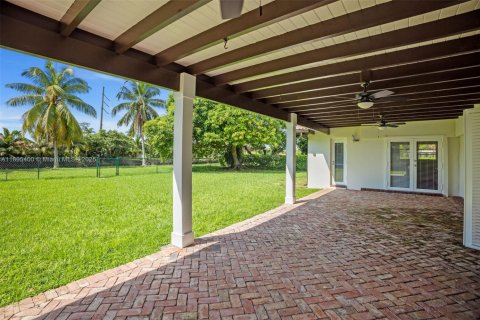 House in Miami, Florida 3 bedrooms, 202.53 sq.m. № 1950215 - photo 19