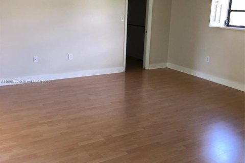 House in Miami, Florida 3 bedrooms, 202.53 sq.m. № 1950215 - photo 5