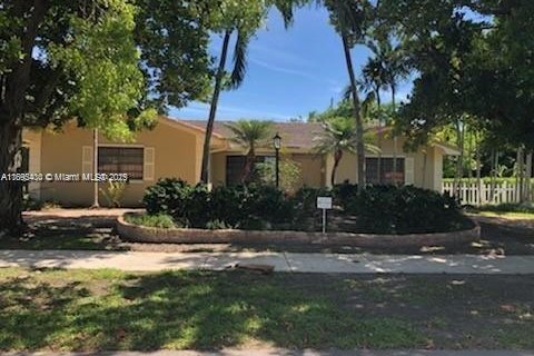 House in Miami, Florida 3 bedrooms, 202.53 sq.m. № 1950215 - photo 1