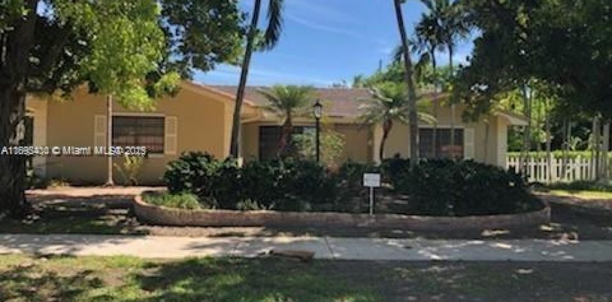 House in Miami, Florida 3 bedrooms, 202.53 sq.m. № 1950215