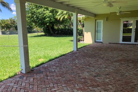 House in Miami, Florida 3 bedrooms, 202.53 sq.m. № 1950215 - photo 16