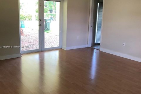 House in Miami, Florida 3 bedrooms, 202.53 sq.m. № 1950215 - photo 12