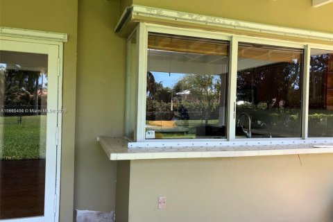 House in Miami, Florida 3 bedrooms, 202.53 sq.m. № 1950215 - photo 14