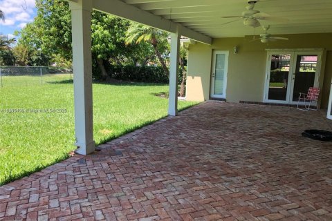 House in Miami, Florida 3 bedrooms, 202.53 sq.m. № 1950215 - photo 17