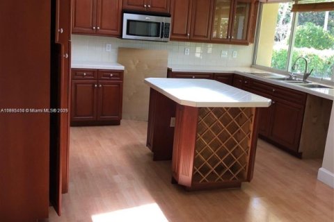 House in Miami, Florida 3 bedrooms, 202.53 sq.m. № 1950215 - photo 2