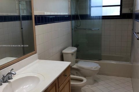 House in Miami, Florida 3 bedrooms, 202.53 sq.m. № 1950215 - photo 6