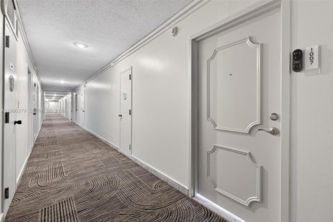 Купить кондоминиум в Норт-Майами, Флорида 1 спальня, 78.6м2, № 2058472 - фото 2