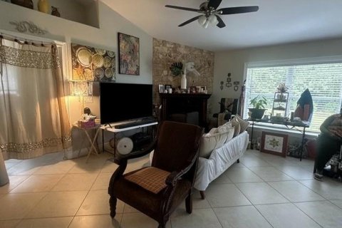 Villa ou maison à vendre à Palm Bay, Floride: 3 chambres, 172.61 m2 № 2437386 - photo 4