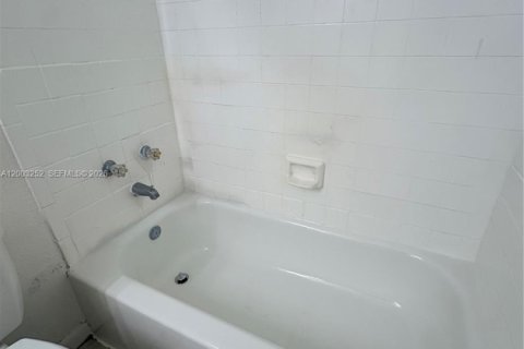 Condo in Pembroke Pines, Florida, 1 bedroom  № 2068179 - photo 15