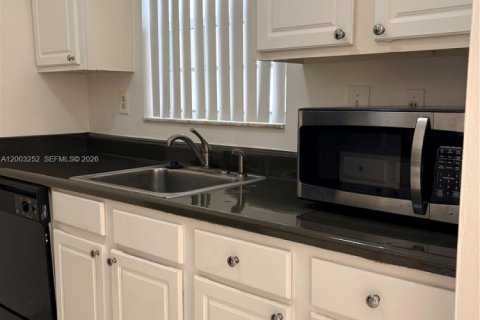 Condo in Pembroke Pines, Florida, 1 bedroom  № 2068179 - photo 11