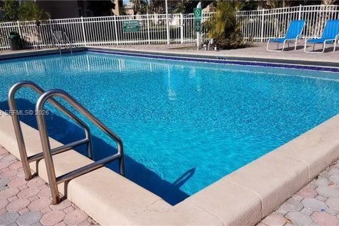 Condo in Pembroke Pines, Florida, 1 bedroom  № 2068179 - photo 2