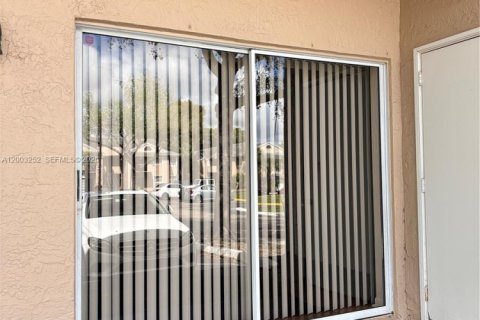 Condo in Pembroke Pines, Florida, 1 bedroom  № 2068179 - photo 18