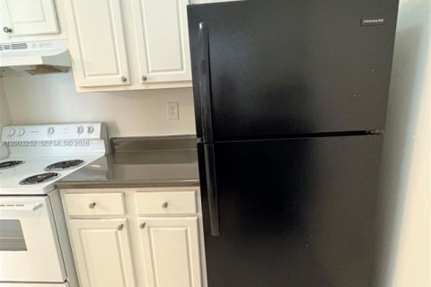 Condo in Pembroke Pines, Florida, 1 bedroom  № 2068179 - photo 13