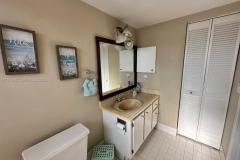 Condo in Pembroke Pines, Florida, 2 bedrooms № 1990027 - photo 17