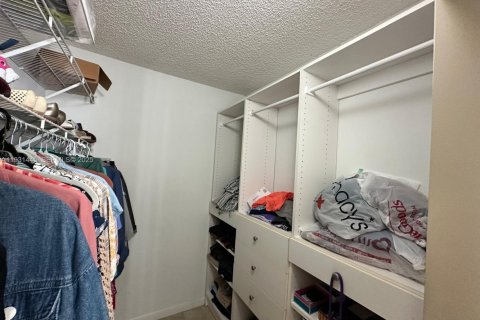 Condo in Pembroke Pines, Florida, 2 bedrooms № 1990027 - photo 13