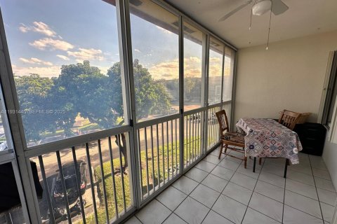 Condo in Pembroke Pines, Florida, 2 bedrooms № 1990027 - photo 28