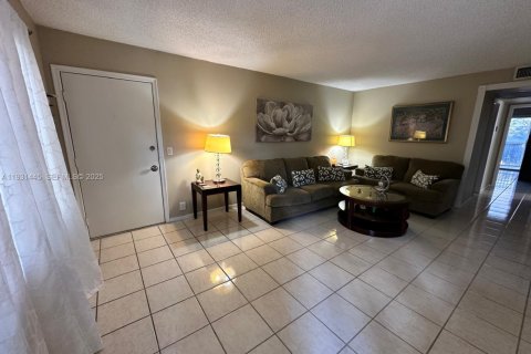 Condo in Pembroke Pines, Florida, 2 bedrooms № 1990027 - photo 4