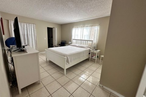 Condo in Pembroke Pines, Florida, 2 bedrooms № 1990027 - photo 10