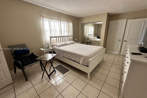 Condo in Pembroke Pines, Florida, 2 bedrooms № 1990027 - photo 12