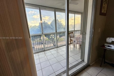 Condo in Pembroke Pines, Florida, 2 bedrooms № 1990027 - photo 25