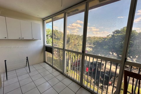 Condo in Pembroke Pines, Florida, 2 bedrooms № 1990027 - photo 27