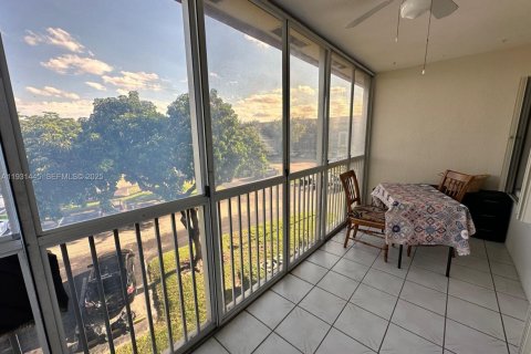 Condo in Pembroke Pines, Florida, 2 bedrooms № 1990027 - photo 26