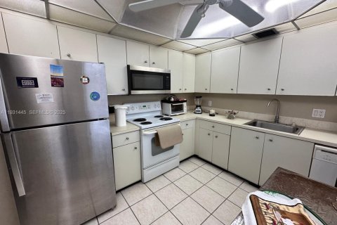 Condo in Pembroke Pines, Florida, 2 bedrooms № 1990027 - photo 5