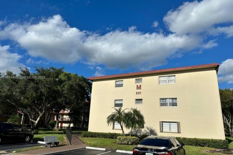 Condo in Pembroke Pines, Florida, 2 bedrooms № 1990027 - photo 1