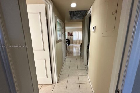 Condo in Pembroke Pines, Florida, 2 bedrooms № 1990027 - photo 18