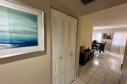 Condo in Pembroke Pines, Florida, 2 bedrooms № 1990027 - photo 8