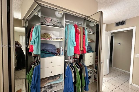 Condo in Pembroke Pines, Florida, 2 bedrooms № 1990027 - photo 15