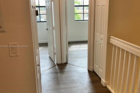 Townhouse in Hialeah, Florida 3 bedrooms, 154.96 sq.m. № 1925355 - photo 9