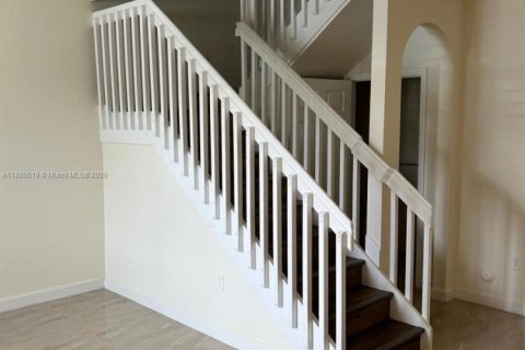 Townhouse in Hialeah, Florida 3 bedrooms, 154.96 sq.m. № 1925355 - photo 5