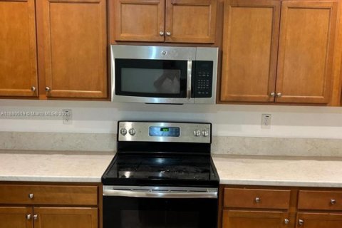 Townhouse in Hialeah, Florida 3 bedrooms, 154.96 sq.m. № 1925355 - photo 6