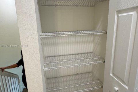 Townhouse in Hialeah, Florida 3 bedrooms, 154.96 sq.m. № 1925355 - photo 13