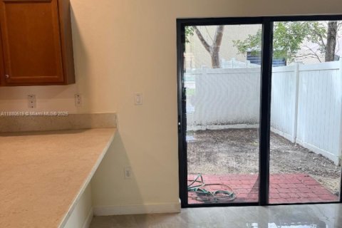 Townhouse in Hialeah, Florida 3 bedrooms, 154.96 sq.m. № 1925355 - photo 7