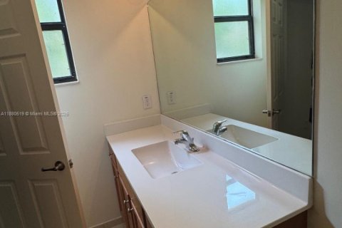 Townhouse in Hialeah, Florida 3 bedrooms, 154.96 sq.m. № 1925355 - photo 21