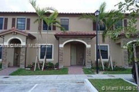 Townhouse in Hialeah, Florida 3 bedrooms, 154.96 sq.m. № 1925355 - photo 2