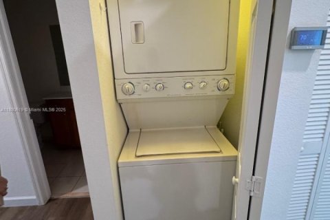 Townhouse in Hialeah, Florida 3 bedrooms, 154.96 sq.m. № 1925355 - photo 23