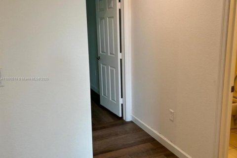 Townhouse in Hialeah, Florida 3 bedrooms, 154.96 sq.m. № 1925355 - photo 11