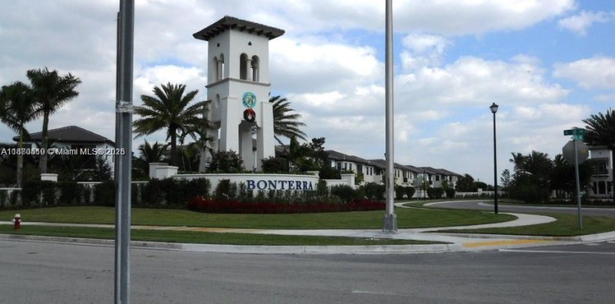 Townhouse in Hialeah, Florida 3 bedrooms, 154.96 sq.m. № 1925355