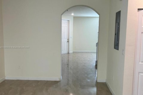 Townhouse in Hialeah, Florida 3 bedrooms, 154.96 sq.m. № 1925355 - photo 3