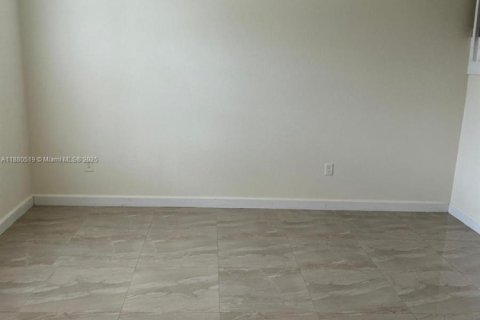 Townhouse in Hialeah, Florida 3 bedrooms, 154.96 sq.m. № 1925355 - photo 4