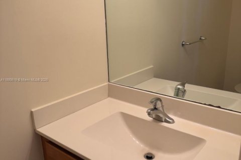 Townhouse in Hialeah, Florida 3 bedrooms, 154.96 sq.m. № 1925355 - photo 19