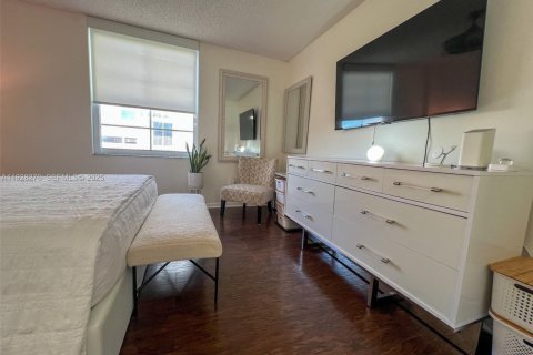 Condo in Fort Lauderdale, Florida, 3 bedrooms  № 1988330 - photo 11